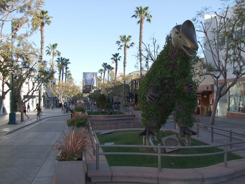 Illustration for article titled These Are The Weirdest Dinosaur Statues Ever